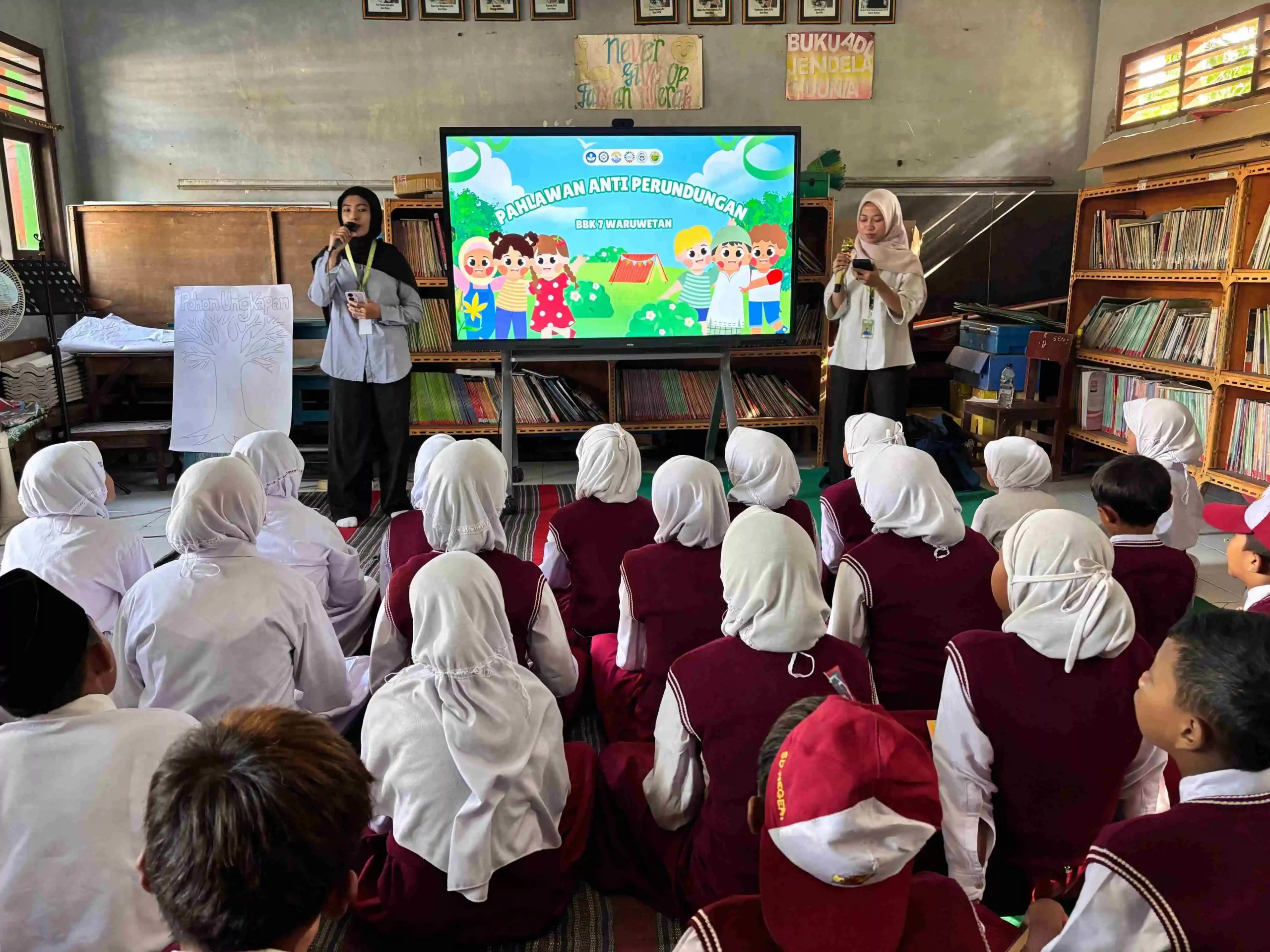 Mahasiswa Belajar Bersama Komunitas (BBK) 7 Universitas Airlangga melaksanakan program kerja sosialisasi Stop Bullying sebagai upaya menanamkan nilai saling menghargai serta menciptakan lingkungan sekolah yang aman dan nyaman bagi anak-anak. Kegiatan ini dilaksanakan pada 19 Januari 2026 di SDN Waruwetan, Desa Waruwetan, Kecamatan Pucuk, Kabupaten Lamongan. Pelaksanaan program dilakukan dalam satu hari agar penyampaian materi dapat berjalan efektif dan tepat sasaran.