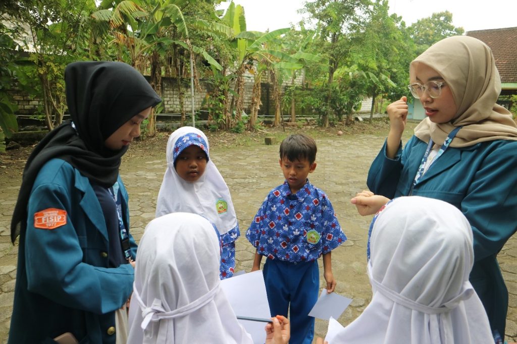 Mahasiswa BBK 7 UNAIR Tingkatkan Kreativitas dan Kemampuan Siswa Melalui Science Integrated Outdoor Learning di SD Negeri Sidobogem