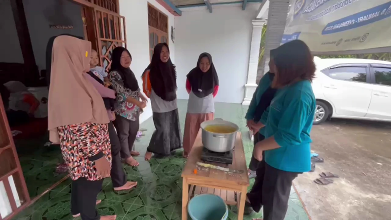 Demonstrasi Pembuatan Bubur California Bersama Warga Desa Sukorejo