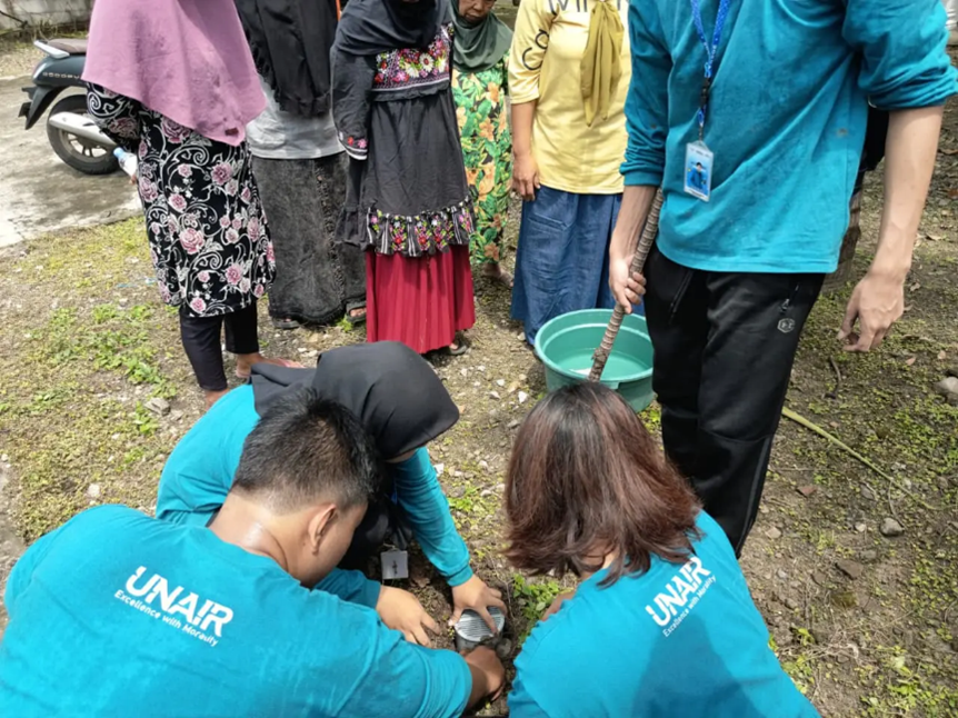 Demonstrasi Pembuatan Lubang dan Pemasangan Biopori