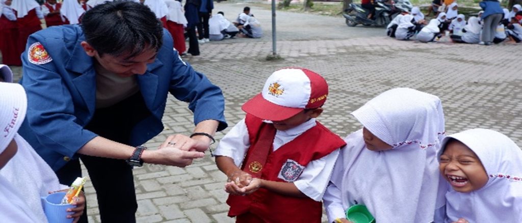 Mahasiswa Program Belajar Bersama Komunitas (BBK) 7 Desa Sumengko saat sedang melaksanakan kegiatan PINTERA di SDN Sumengko pada Rabu (21/1/2026) (Foto: Dok. Tim BBK 7)