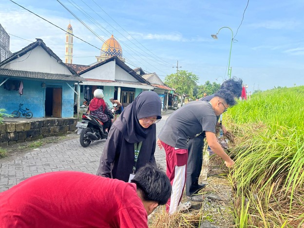 Mahasiswa BBK 7 Desa Trepan saat melaksanakan kegiatan kerja bakti rutin (foto: Dok. Tim)