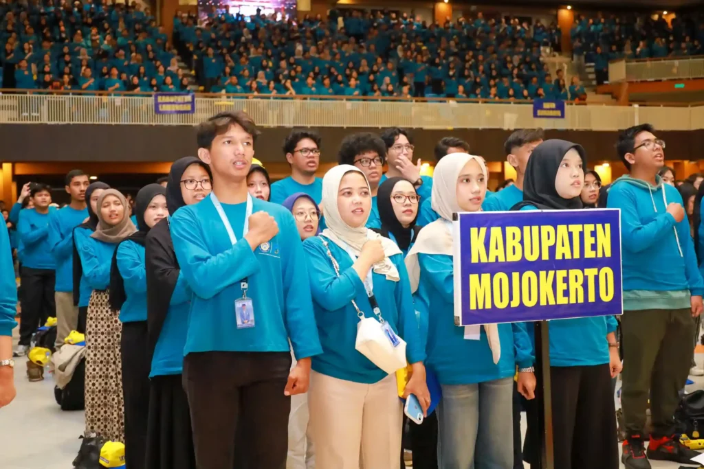 Para mahasiswa peserta BBK 7 saat menyanyikan Hymne Airlangga dalam kegiatan pelepasan mahasiswa BBK 7 di ACC, Senin (5/12/2025)