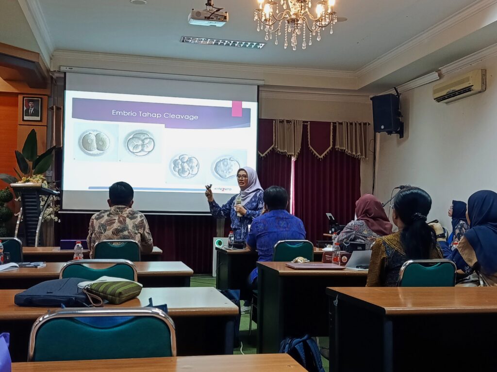 Penyampaian materi vitrifikasi embrio oleh Dr drh Rini Widyastuti Msi. (Foto: Istimewa).