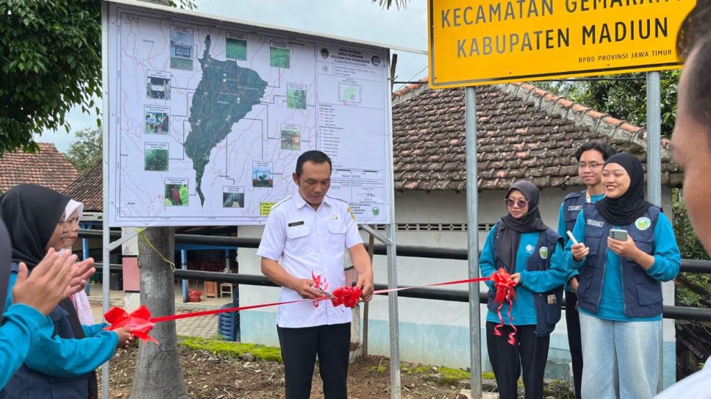 Tim BBK 7 Unair dan Perangkat Desa melaksanakan peresmian Peta Potensi Desa (Foto : Tim BBK 7 Unair dan Sekretaris Desa)