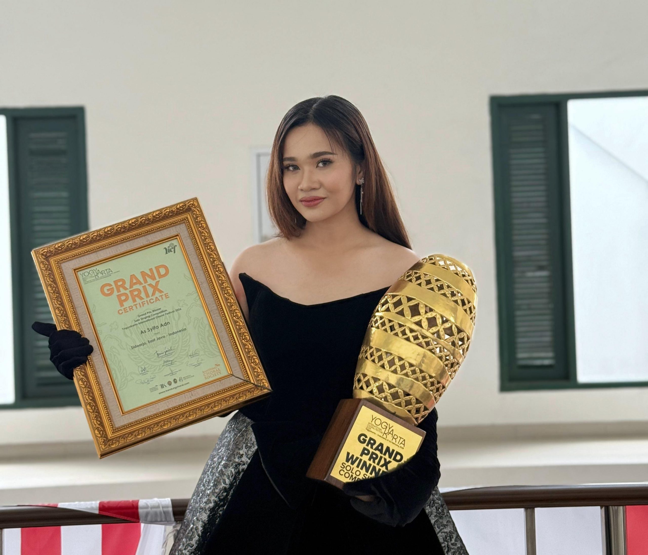 As Syifa Adn meraih penghargaan tertinggi Grand Prix Winner Solo Singing Competition dan Winner of Adult Category pada Yogyakarta International Choral Festival. (Foto: Istimewa)