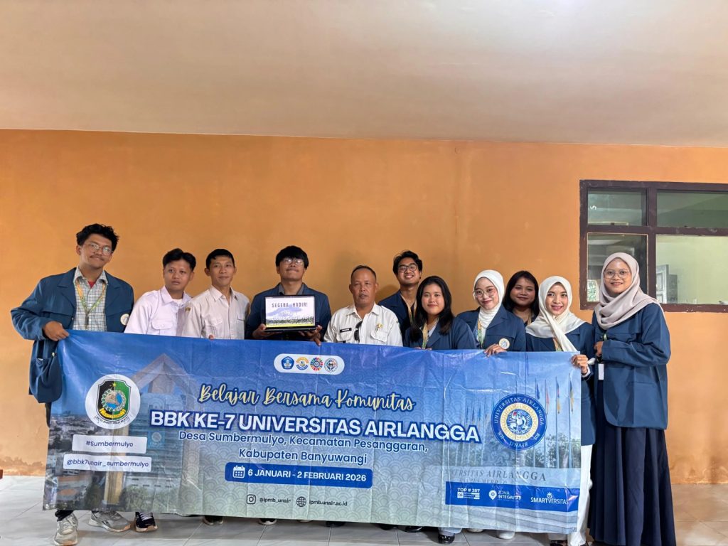 Mahasiswa BBK 7 Universitas Airlangga bersama Kepala Desa dan Perangkat Desa
