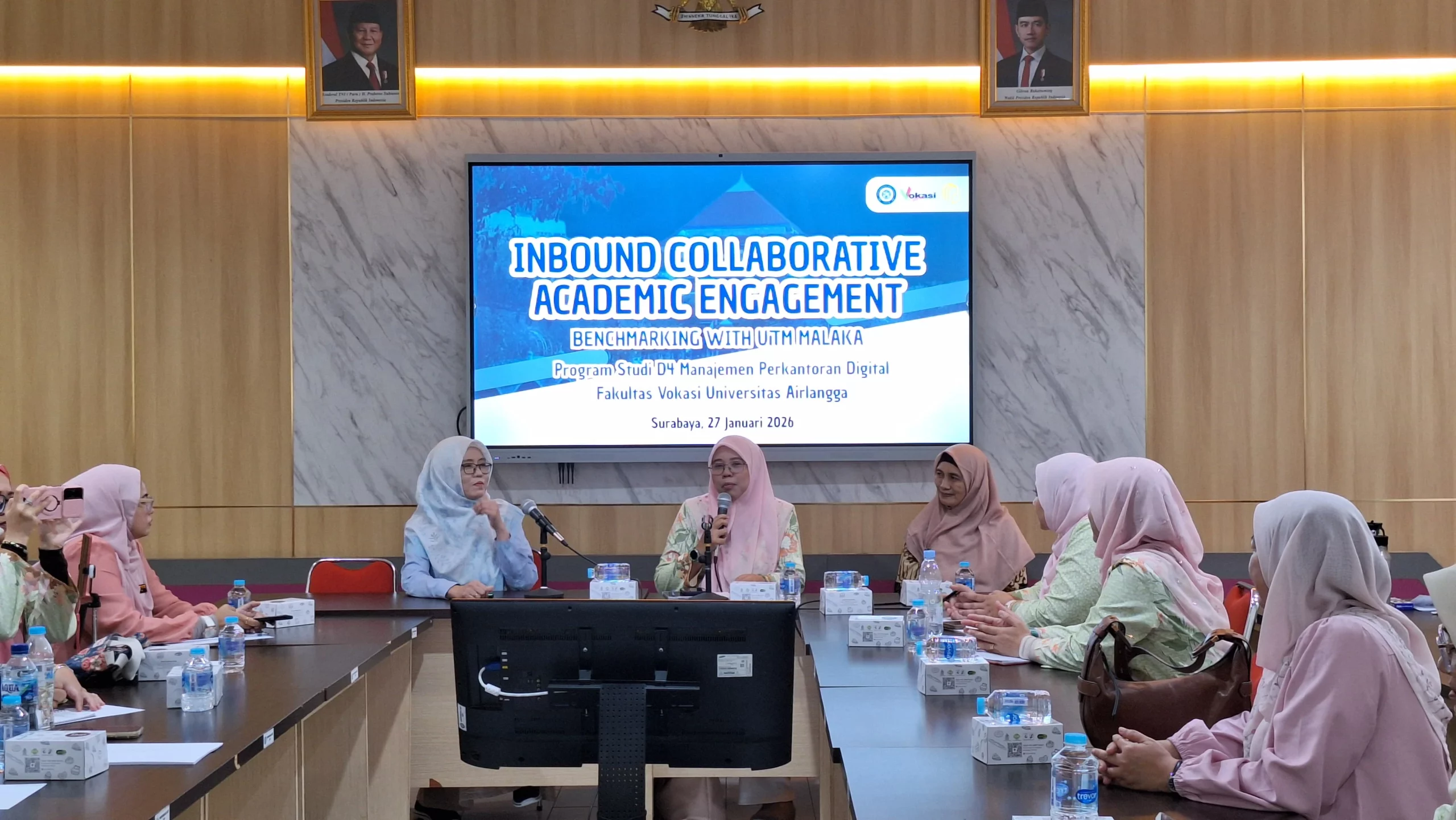 Suasana diskusi dalam kegiatan Inbound Collaborative Academic Engagement (ICAE) Benchmarking antara Fakultas Vokasi Universitas Airlangga dan Universiti Teknologi MARA (UiTM) Cawangan Melaka, Malaysia.