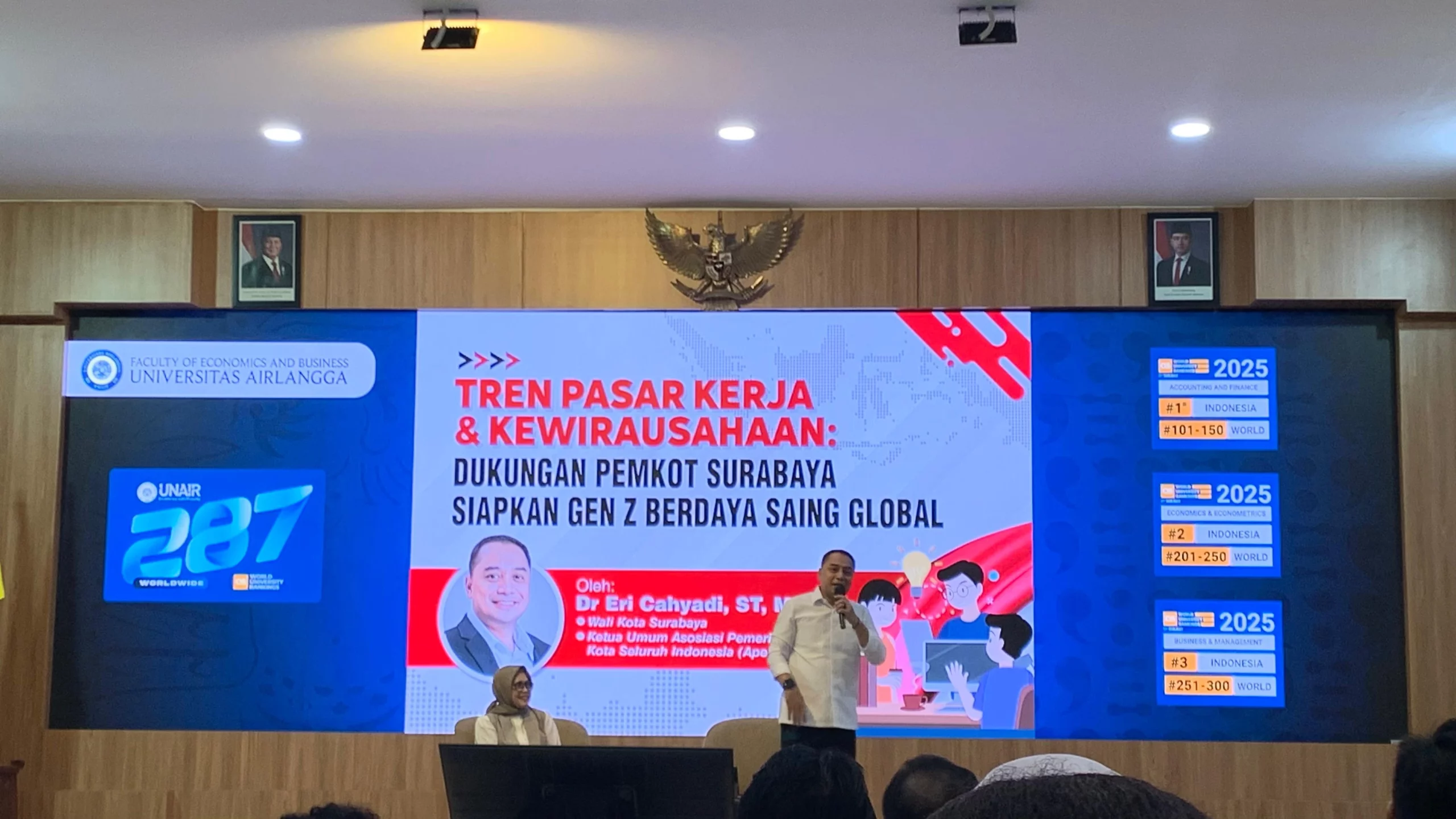 Pemaparan oleh Wali Kota Surabaya dalam Enterpeneur Day FEB UNAIR pada Jumat (13/2/2026) (dok: pribadi)