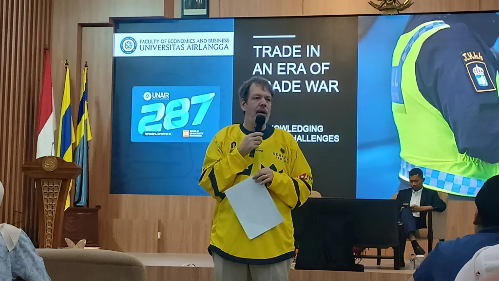 Swedish Ambassador to Indonesia Daniel Blockert delivers a presentation during an international guest lecture at FEB UNAIR, Friday, Feb 13, 2026. (Photo: By courtesy)