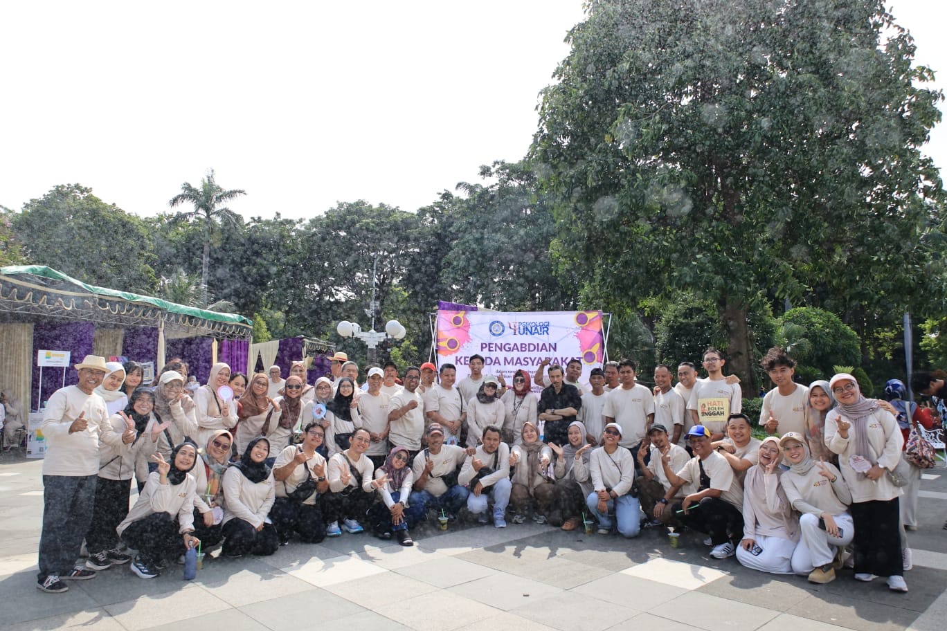 Civitas akademika Fakultas Psikologi Universitas Airlangga berfoto bersama dalam kegiatan Expo Unit Terapan Psikologi sebagai wujud pengabdian kepada masyarakat melalui edukasi dan layanan kesehatan mental. (Dok. Panitia)