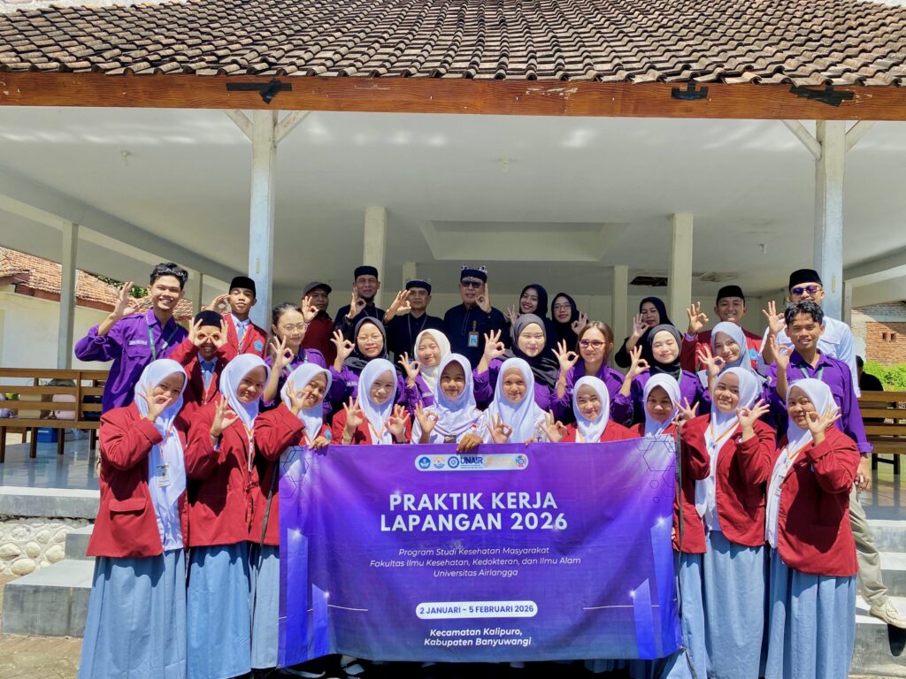 Mahasiswa PKL FIKKIA UNAIR bersama perwakilan kelurahan, sekolah, dan stakeholder terkait berfoto bersama usai kegiatan advokasi keberlanjutan program kesehatan di Kelurahan Kalipuro, Banyuwangi. (Foto : TIM PKL)