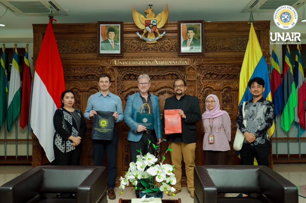 Airlangga Global Engagement (AGE) Universitas Airlangga (UNAIR) welcomed an official delegation from King’s College London (KCL) on Wednesday (February 11, 2026) at the Balairua Meeting Room, Campus C UNAIR. (Photo: PHMP UNAIR)