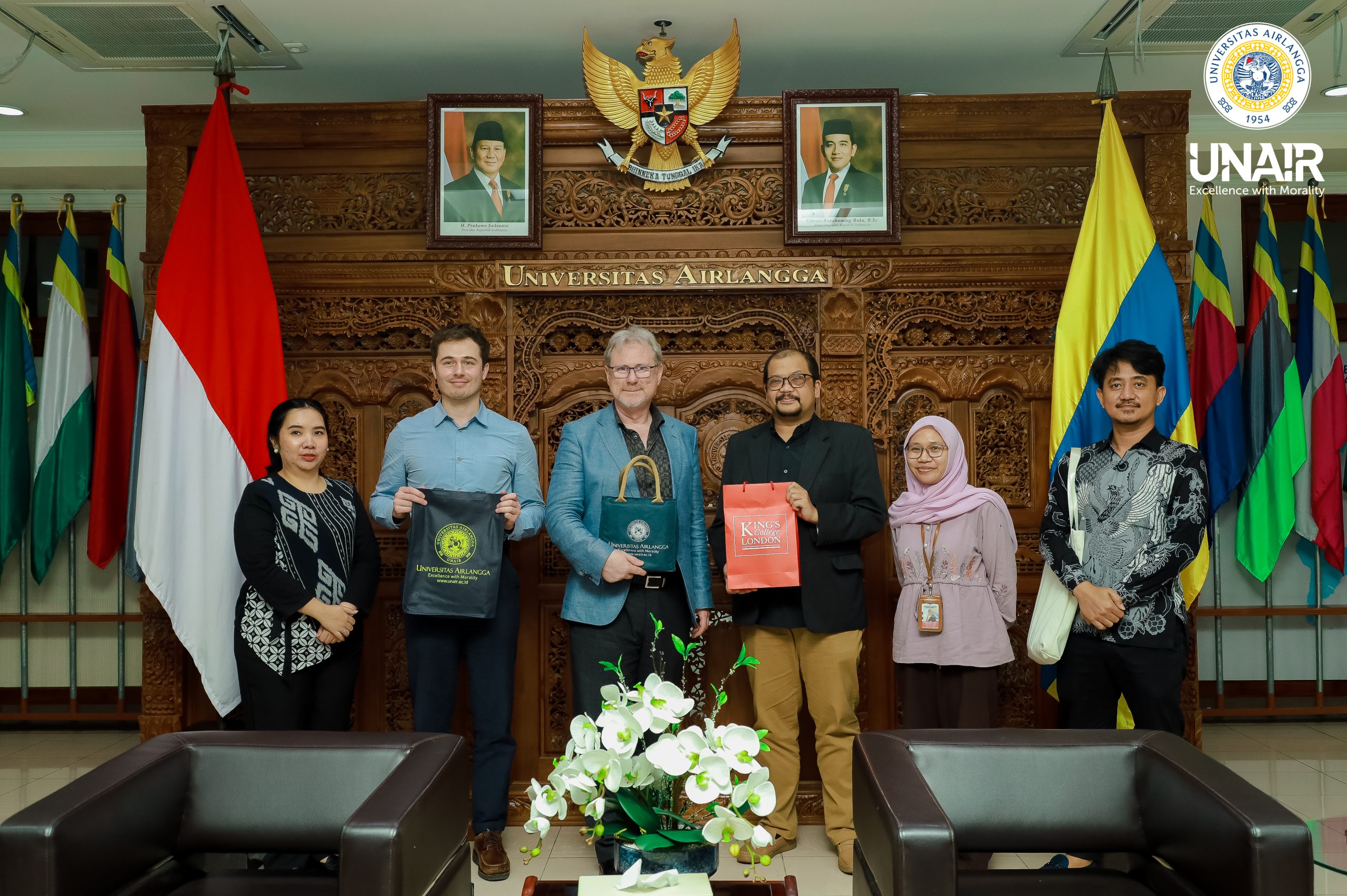 Airlangga Global Engagement (AGE) Universitas Airlangga (UNAIR) welcomed an official delegation from King’s College London (KCL) on Wednesday (February 11, 2026) at the Balairua Meeting Room, Campus C UNAIR. (Photo: PHMP UNAIR)