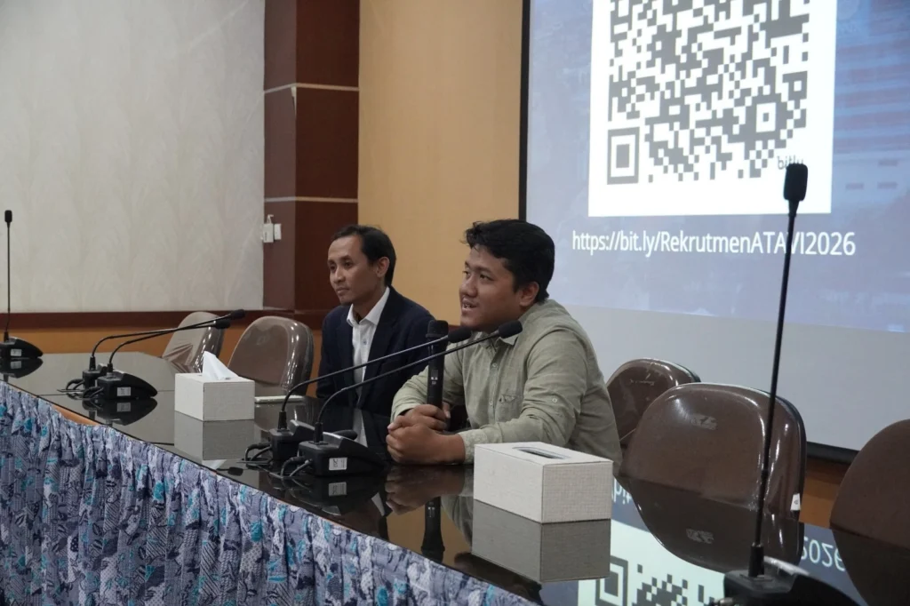 Ahmad Fadlur Rahman Bayuny, SEI, MScIBF, PhD, coordinator of the ATAVI Business Incubator, alongside Dillon Arie Lesmana, outlined the startup recruitment process for members of the UNAIR academic community. (Photo: ATAVI UNAIR)
