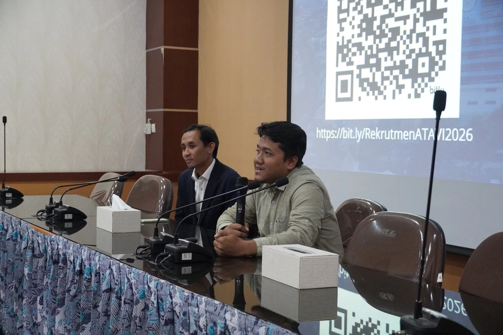 Ahmad Fadlur Rahman Bayuny, SEI, MScIBF, PhD, coordinator of the ATAVI Business Incubator, alongside Dillon Arie Lesmana, outlined the startup recruitment process for members of the UNAIR academic community. (Photo: ATAVI UNAIR)