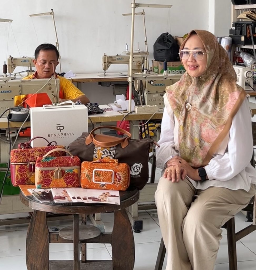 Etty Ariaty Soraya saat mengunjungi bagian produksi Tas Lokal Etnapraya. (Foto: Humas UNAIR)