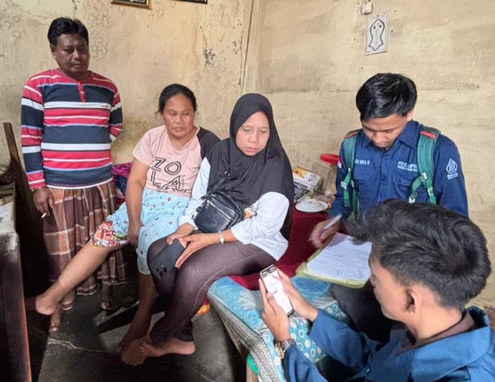 Mahasiswa KKN Belajar Bersama Komunitas (BBK) ke-7 Universitas Airlangga (UNAIR) Kelompok Kalijudan RW 6 menginisiasi program BERANI (Bersertifikat, Elektronik, Resmi, dan Inklusif).
