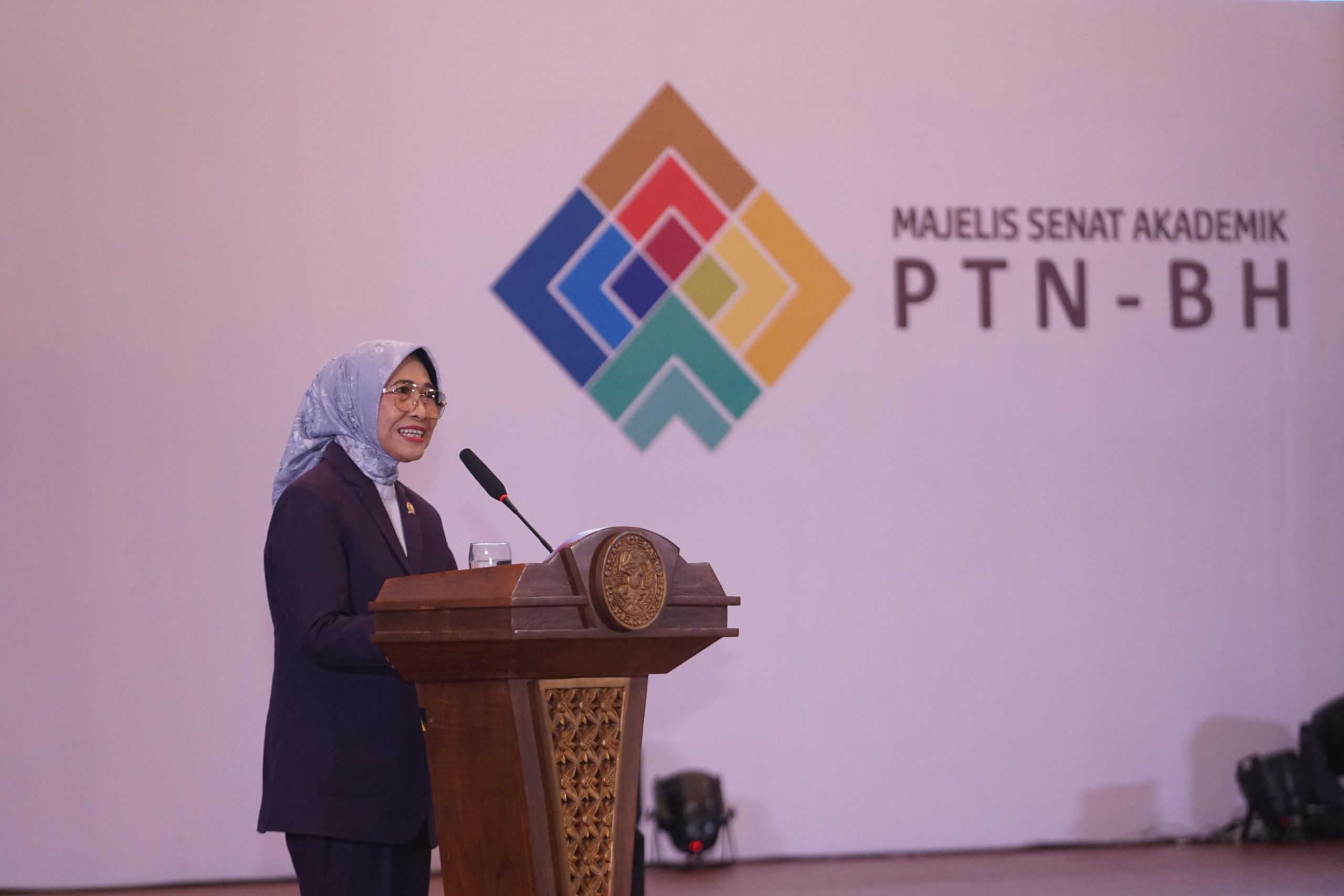 Foto Ketua Komisi X DPR RI, Dr. Ir. Hetifah Sjaifudian, MPP saat menyampaikan materinya. (Foto: Istimewa)