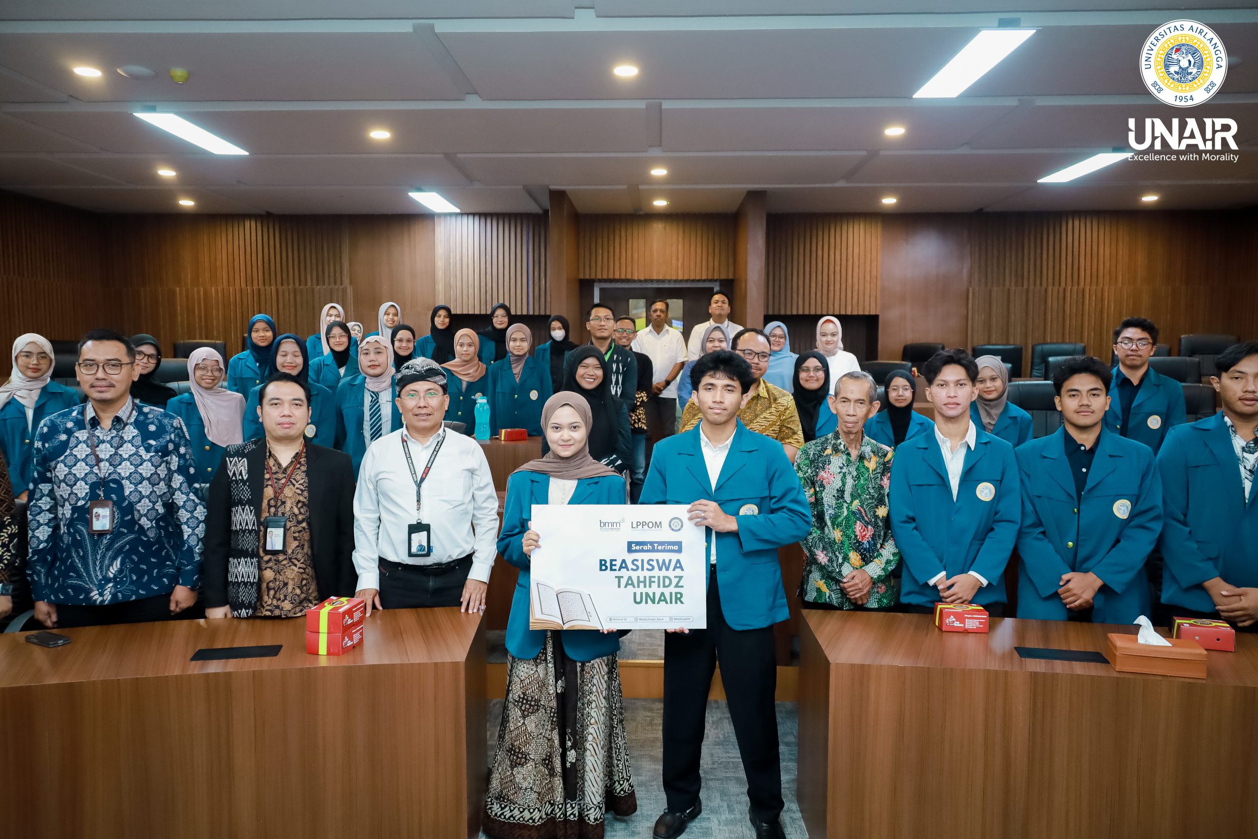 Sesi foto bersama kegiatan penerimaan beasiswa tahfidz sarjana dari Baitulmaal Muamalat kepada mahasiswa UNAIR di Airlangga Convention Center, Kampus C UNAIR pada Jumat, (13/02/2026). (Foto: PHMP UNAIR)