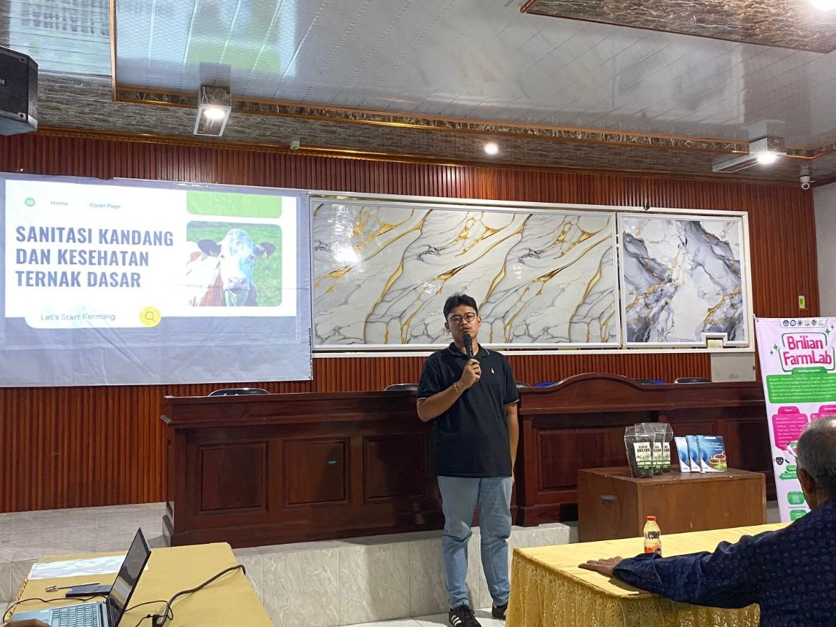 Penyampaian sosialisasi sanitasi kandang dan kesehatan ternak oleh Fahri Budi Syahrian di Aula Kantor Desa Padusan (Foto: Ismi Nurmalinda A.)