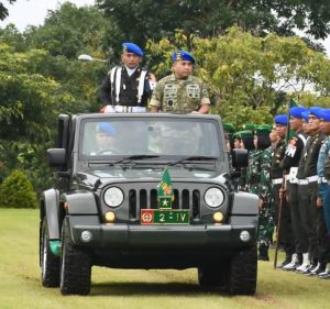 Rifky Nurrahman alumnus FH UNAIR saat bertugas menjadi komandan upacara