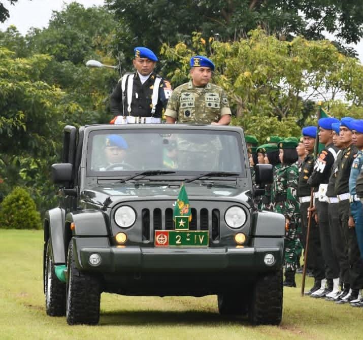 Rifky Nurrahman alumnus FH UNAIR saat bertugas menjadi komandan upacara