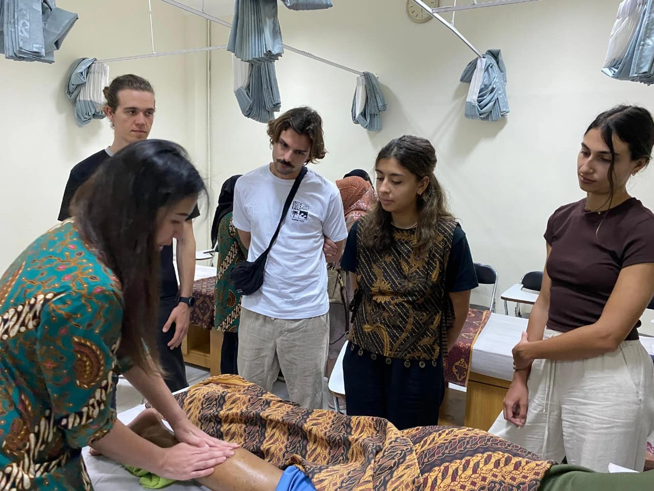 The immersive atmosphere of traditional massage training for inbound students from Université de Limoges