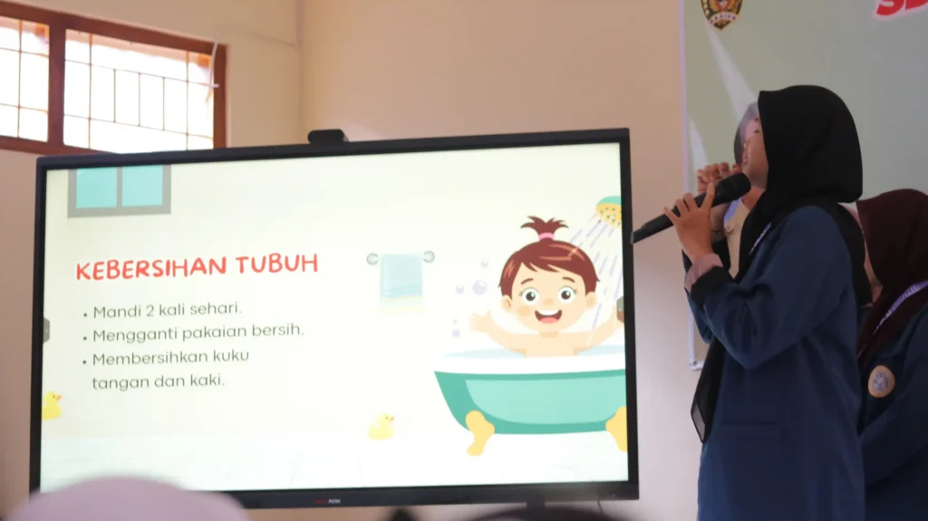 Pemaparan materi PHBS kepada siswa SD (Foto: Dok. Tim)