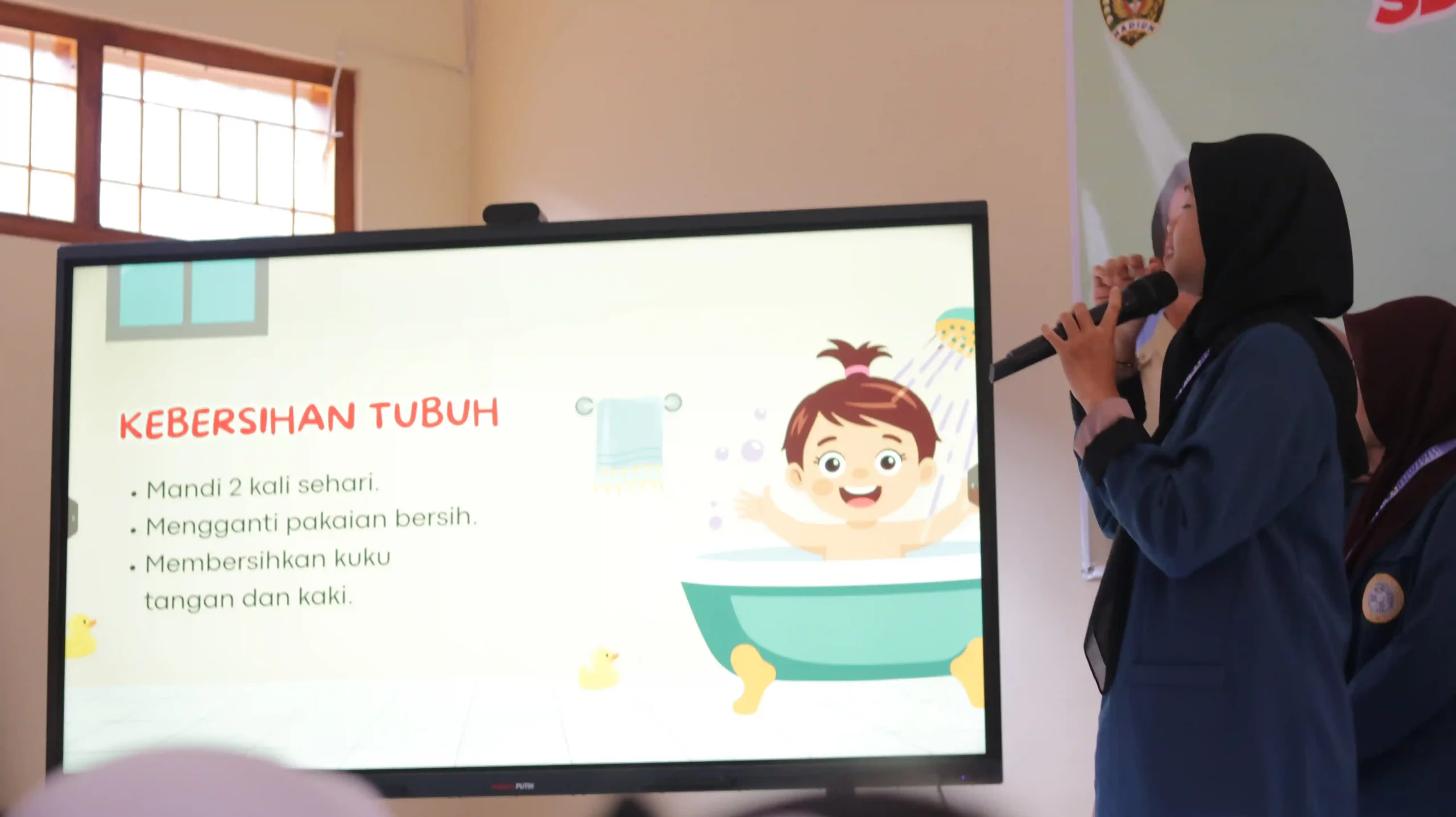 Pemaparan materi PHBS kepada siswa SD (Foto: Dok. Tim)