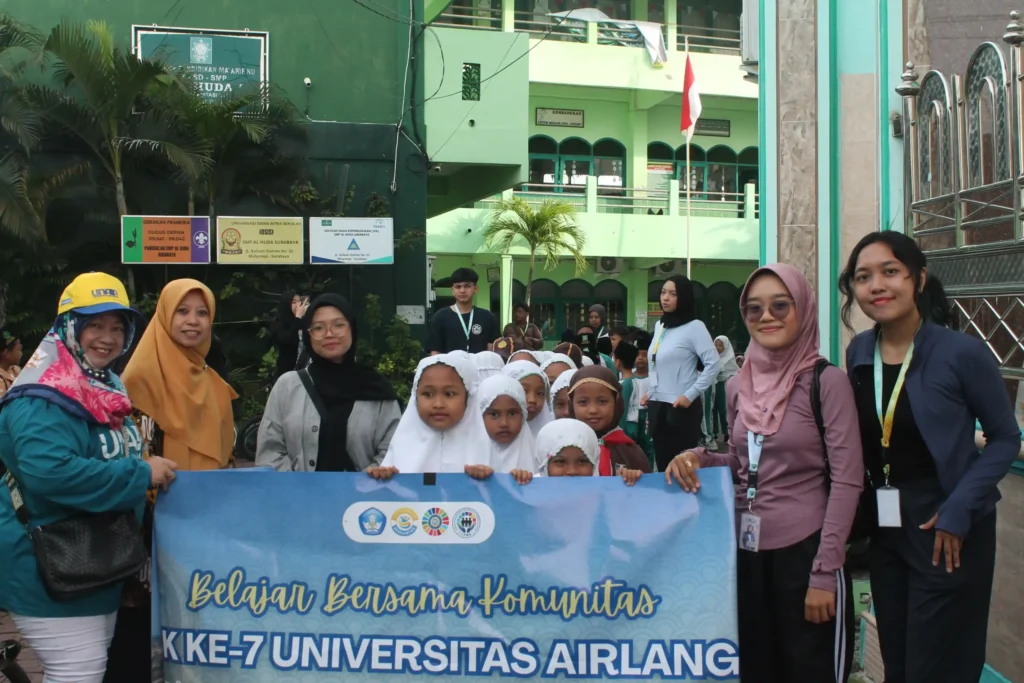 Mahasiswa Universitas Airlangga (UNAIR) melalui program Belajar Bersama Komunitas (BBK) 7 menyelenggarakan kegiatan Jalan Sehat Kalisari Ceria