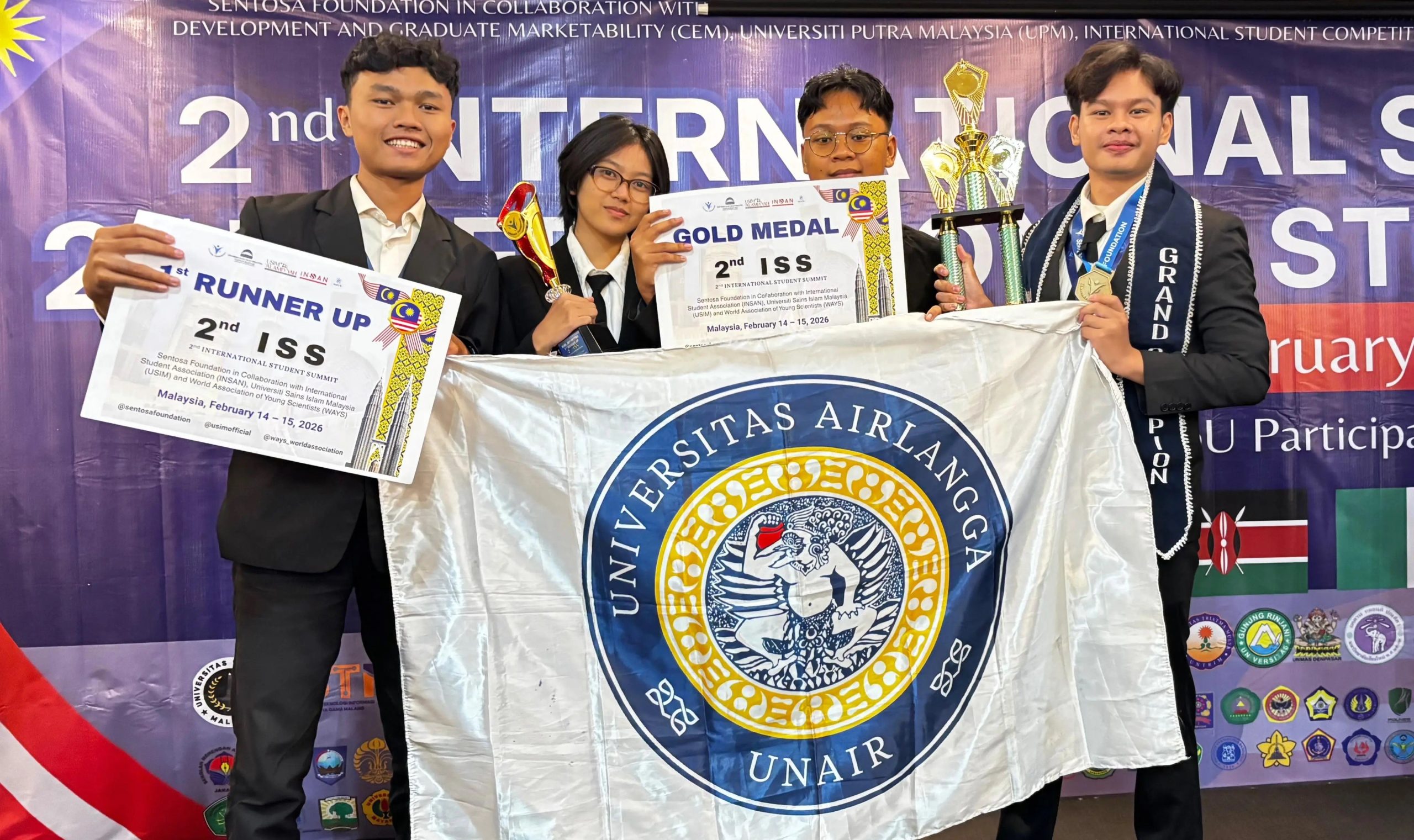 Tim Mahasiswa Ilmu Ekonomi UNAIR usai menerima penghargaan pada International Student Summit 2026 di Malaysia. (Dok. Istimewa)