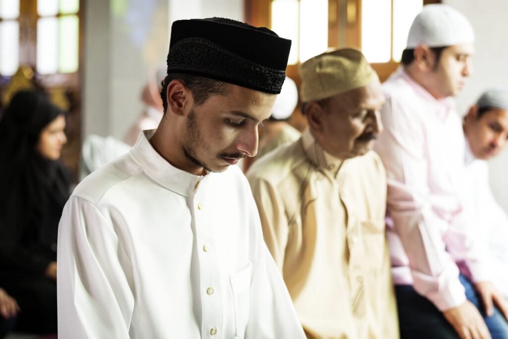 Illustration of worshippers performing prayers at a mosque during Ramadan. The holy month offers an opportunity to reinforce the mosque’s role not only in spiritual life but also in advancing community economic empowerment. (Photo: Freepik)
