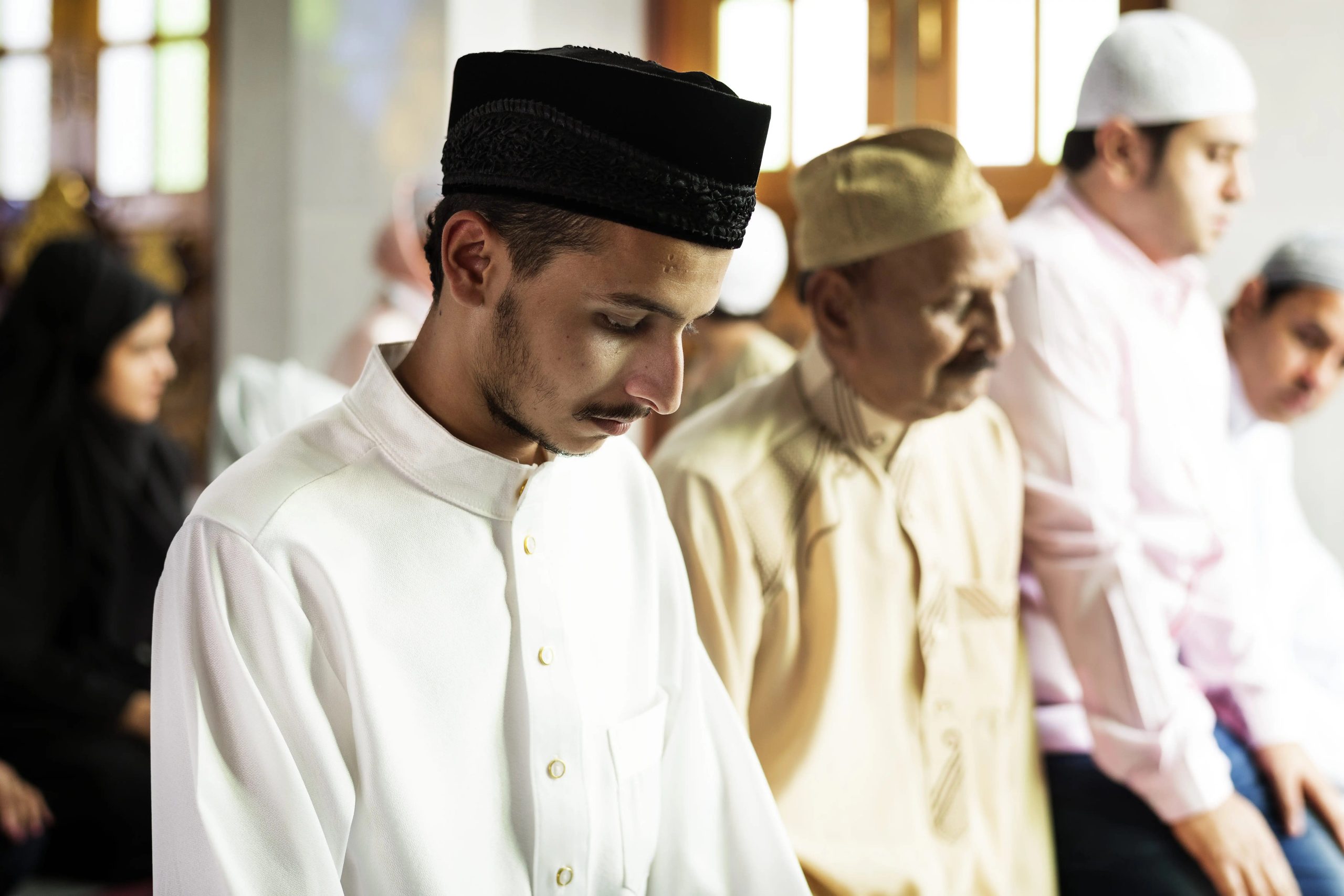 Illustration of worshippers performing prayers at a mosque during Ramadan. The holy month offers an opportunity to reinforce the mosque’s role not only in spiritual life but also in advancing community economic empowerment. (Photo: Freepik)