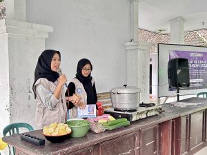 Tim PKL FIKKIA Universitas Airlangga saat mendemonstrasikan pengolahan menu sehat sebagai upaya pencegahan Diabetes Mellitus kepada ibu kader Kelurahan Gombengsari. (Foto : TIM PKL)