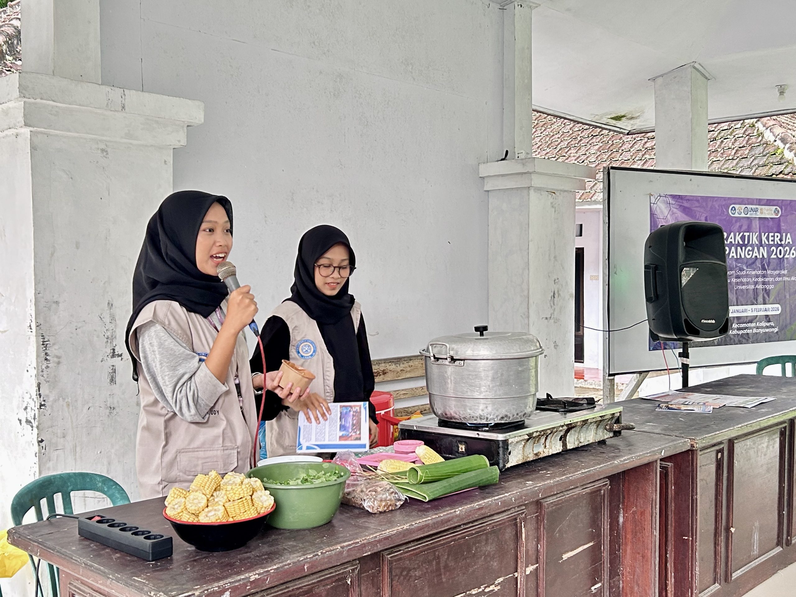 Tim PKL FIKKIA Universitas Airlangga saat mendemonstrasikan pengolahan menu sehat sebagai upaya pencegahan Diabetes Mellitus kepada ibu kader Kelurahan Gombengsari. (Foto : TIM PKL)