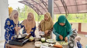 Mahasiswa PKL Universitas Airlangga bersama peserta saat pelaksanaan lomba memasak menu sehat rendah garam dalam kegiatan BHÂRES 1 di Aula Kelurahan Bulusan, Banyuwangi. (Dok. Tim PKL)