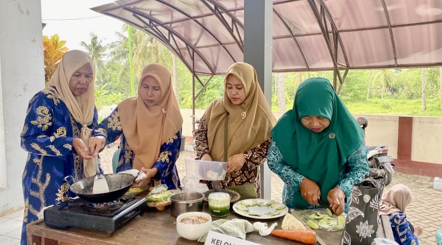 Mahasiswa PKL Universitas Airlangga bersama peserta saat pelaksanaan lomba memasak menu sehat rendah garam dalam kegiatan BHÂRES 1 di Aula Kelurahan Bulusan, Banyuwangi. (Dok. Tim PKL)