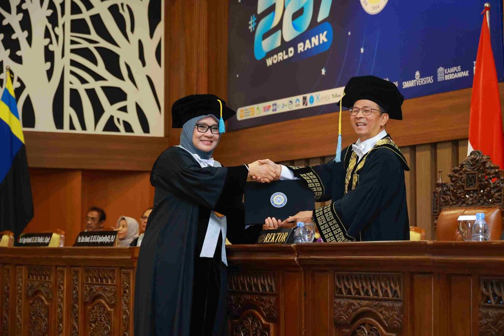 Prof Dian Ekowati saat menyampaikan orasi ilmiahnya dalam pengukuhan guru besar di Aula Garuda Mukti Kampus MERR-C UNAIR Kamis (12/2/2026) 