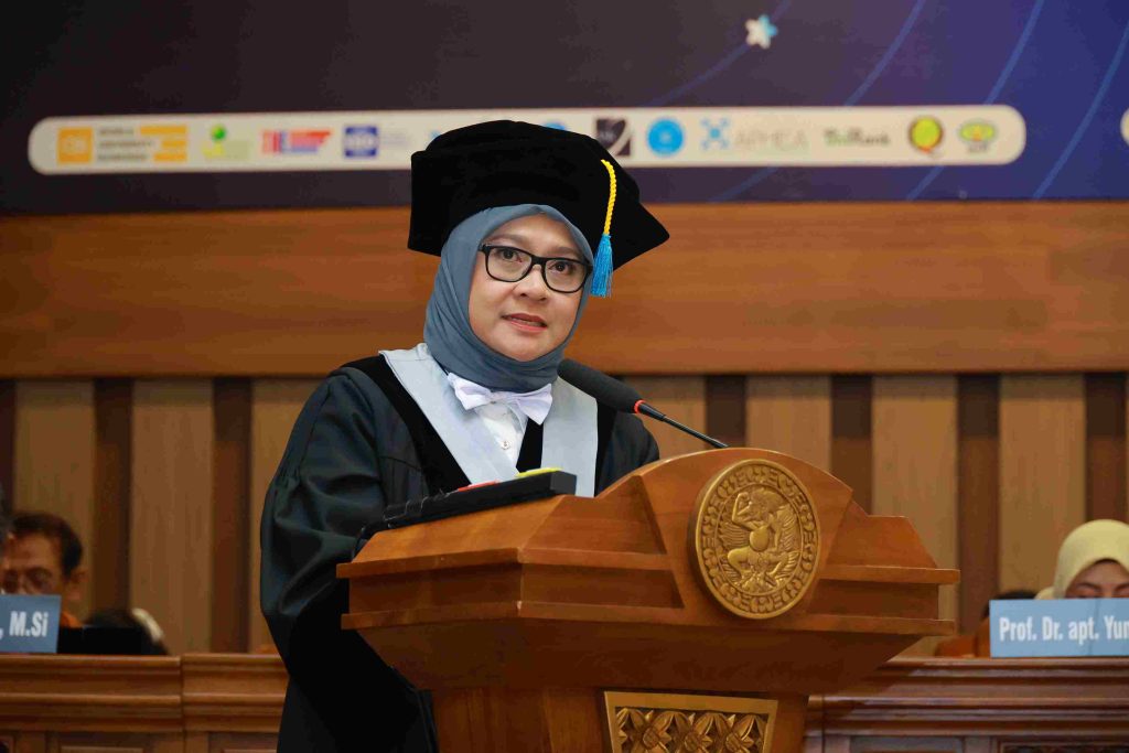 Prof Dian Ekowati saat menyampaikan orasi ilmiahnya dalam pengukuhan guru besar di Aula Garuda Mukti Kampus MERR-C UNAIR Kamis (12/2/2026)