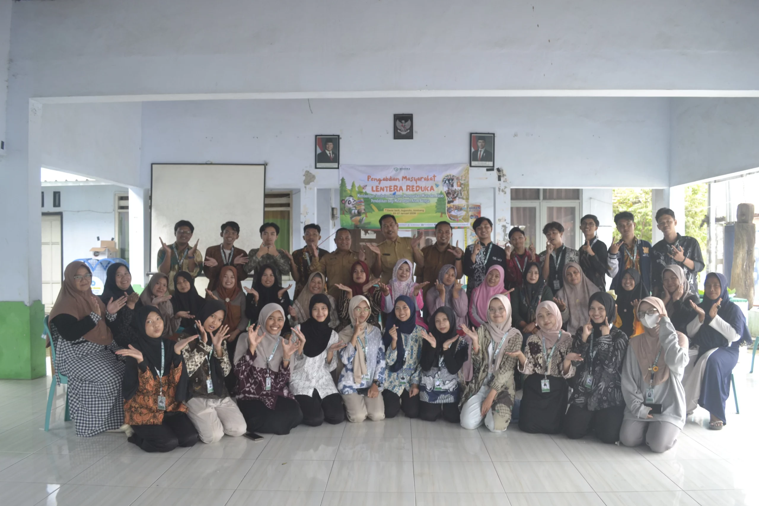 Iqbal dan tim komunitas REDUKA usai inisiasi pengabdian kepada masyarakat lewat program LENTERA (Foto: Istimewa).