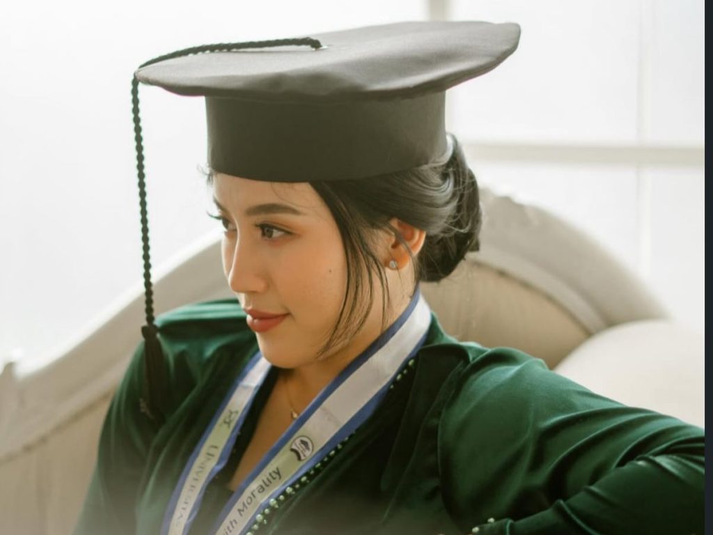 Salsyabila Putri Pratama, Alumni FST UNAIR sekaligus pendiri JIVVA Sportswear. (Foto: Istimewa).