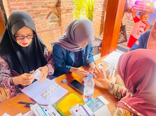 Pelaksanaan Program Kerja Bertajuk Sehat Bersama Kresek untuk Posyandu Terpadu Lansia (Sumber: Tim BBK 7)