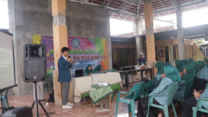 Teks Foto: Mahasiswa BBK 7 Universitas Airlangga memberikan sosialisasi pemilahan sampah kepada Ibu PKK Desa Bedanten melalui program SIGAP SAMPAH sebagai upaya mendukung pengelolaan lingkungan berkelanjutan dan pencapaian SDGs.