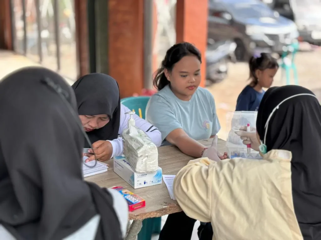 Mahasiswa BBK 7 UNAIR mendampingi proses donor darah warga Desa Pohjejer bekerja sama dengan PMI Kabupaten Mojokerto. (Foto Dok. Mahasiswa BBK 7 Desa Pohjejer)