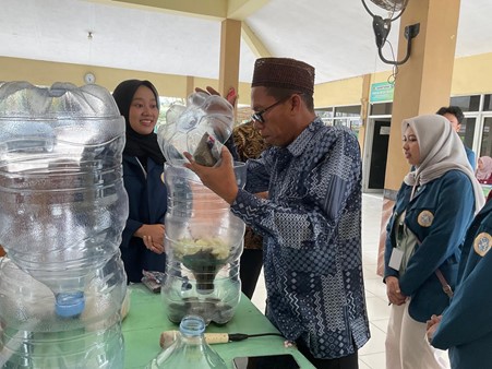 Mahasiswa BBK 7 Universitas Airlangga mengadakan kegiatan sosialisasi dan praktik pembuatan Pupuk Cair Organik (PCO)