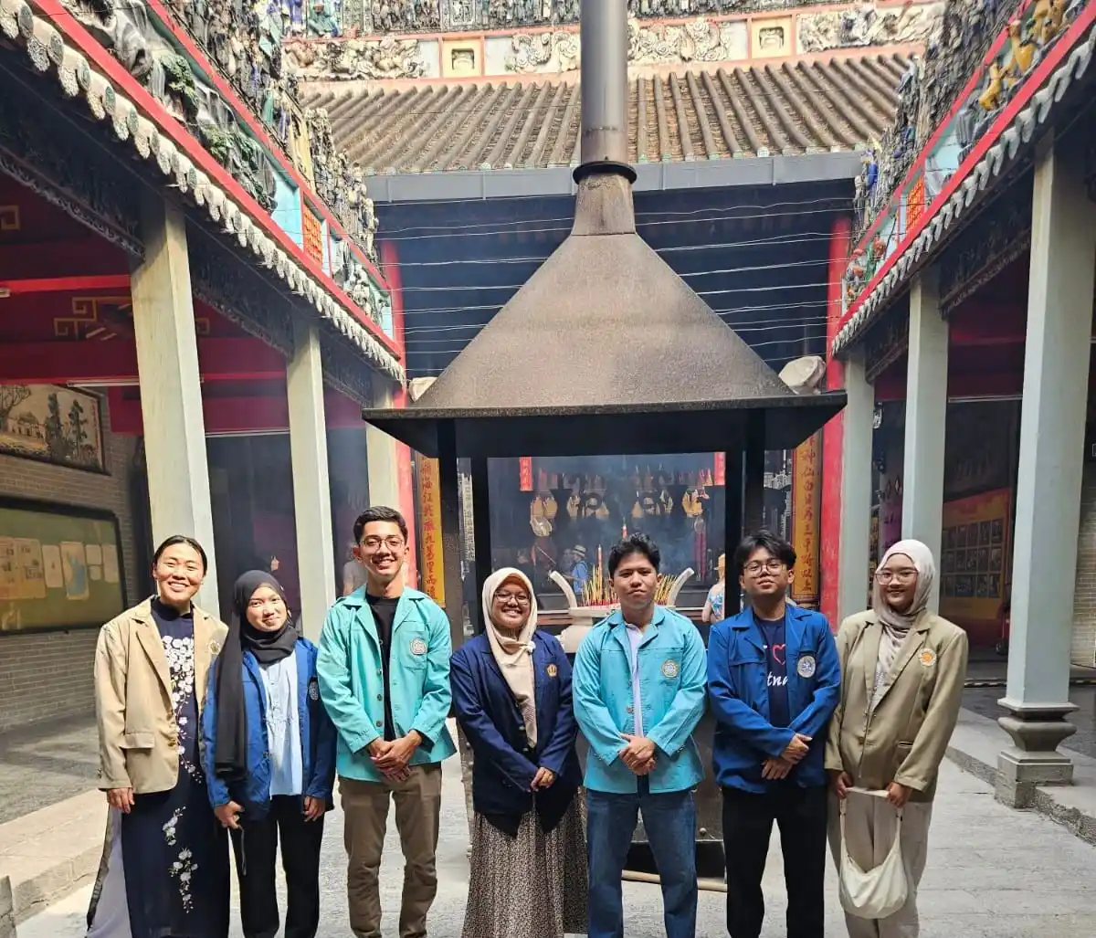 Muhammad Rama Firmansyah, mahasiswa Program Studi D3 Bahasa Inggris Fakultas Vokasi terpilih sebagai salah satu pemenang Samsung Galaxy Campus Challenge berfoto bersama peserta lainnya