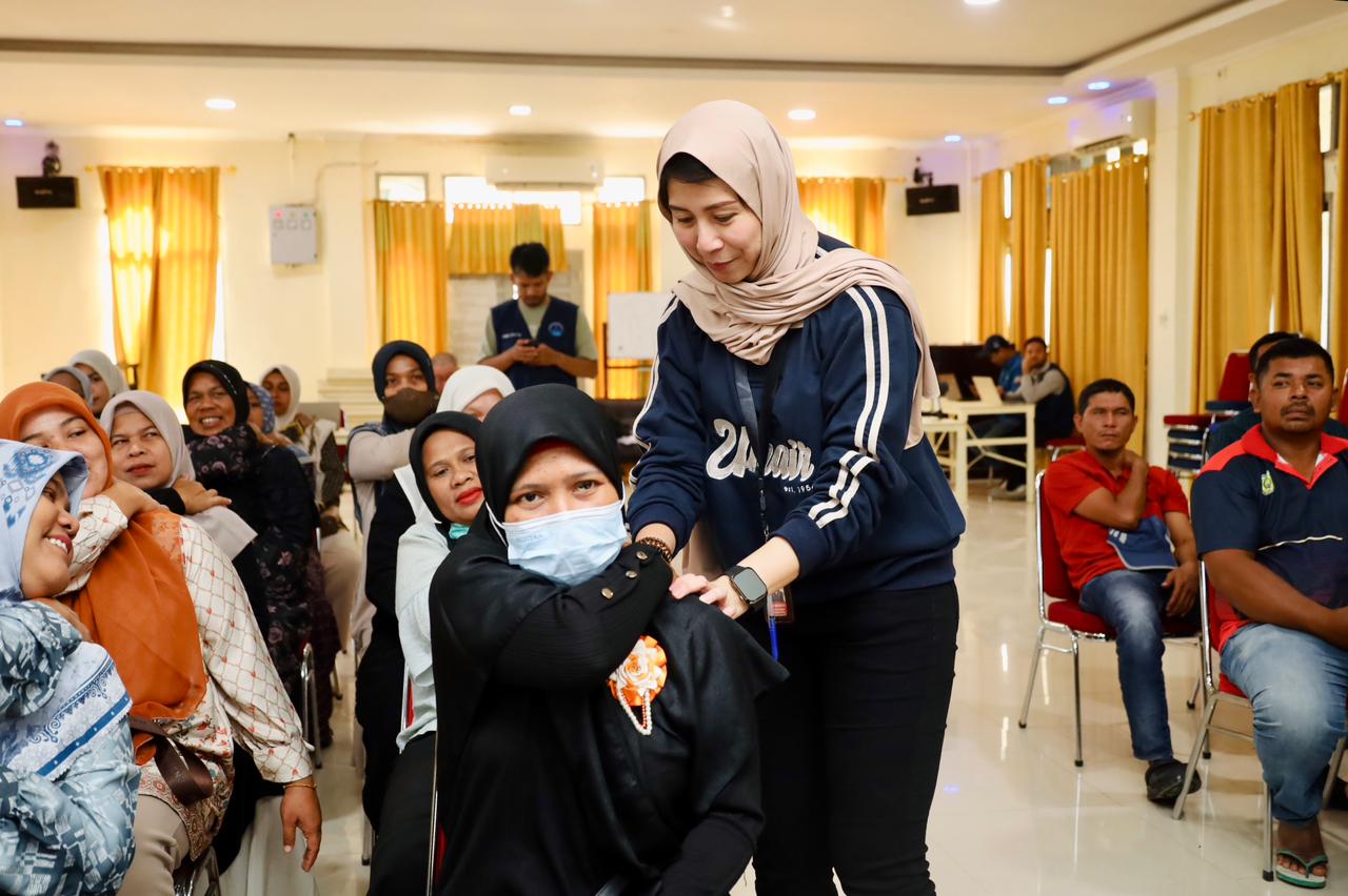 Dosen Vokasi UNAIR, Edith Frederika Puruhito SKM MSc lakukan praktik akupresur pada korban terdampak bencana di Aceh. (Foto: Humas UNAIR)