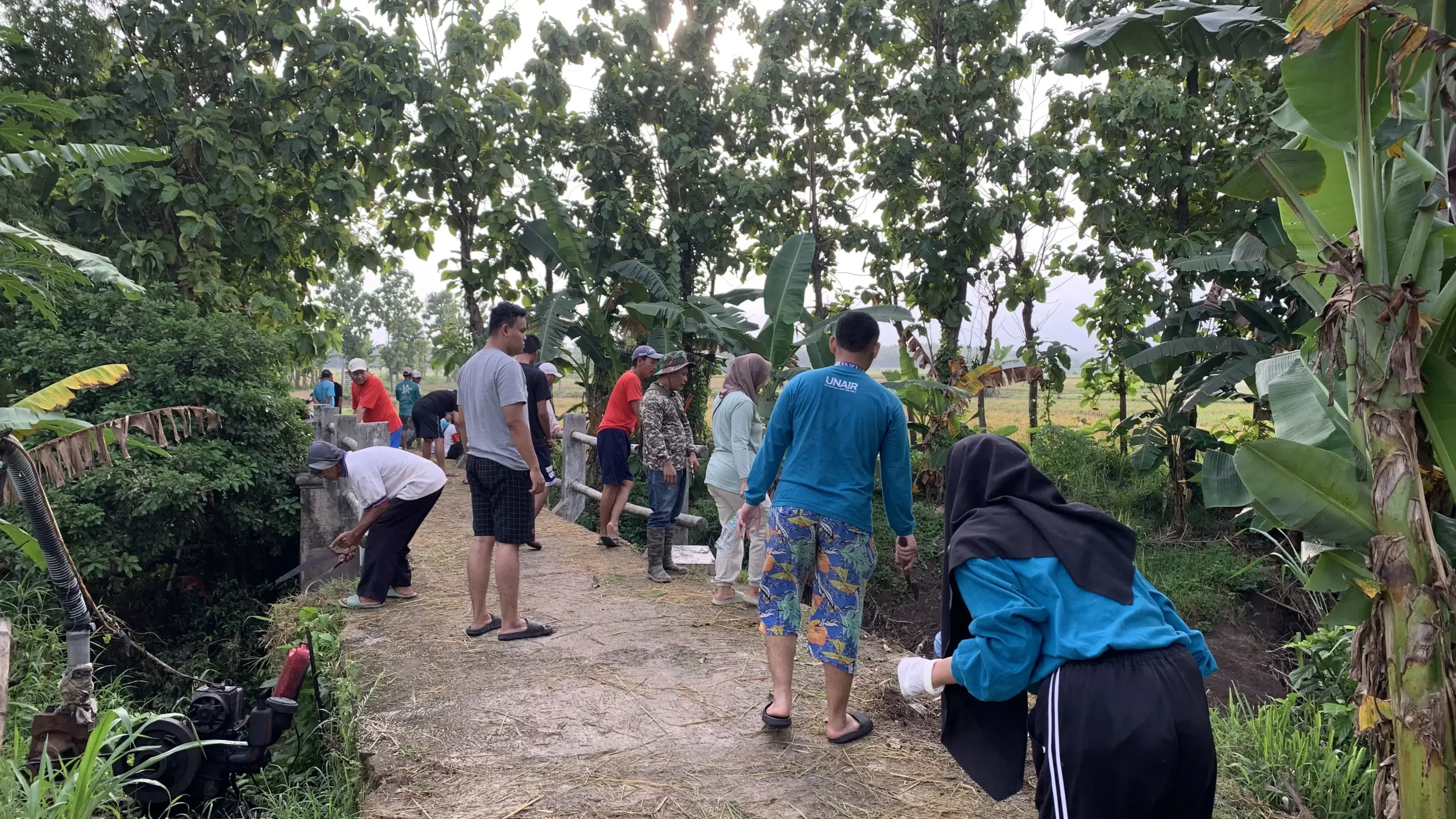 Warga dan Tim BBK Bergotong Royong Melakukan Kerja Bakti