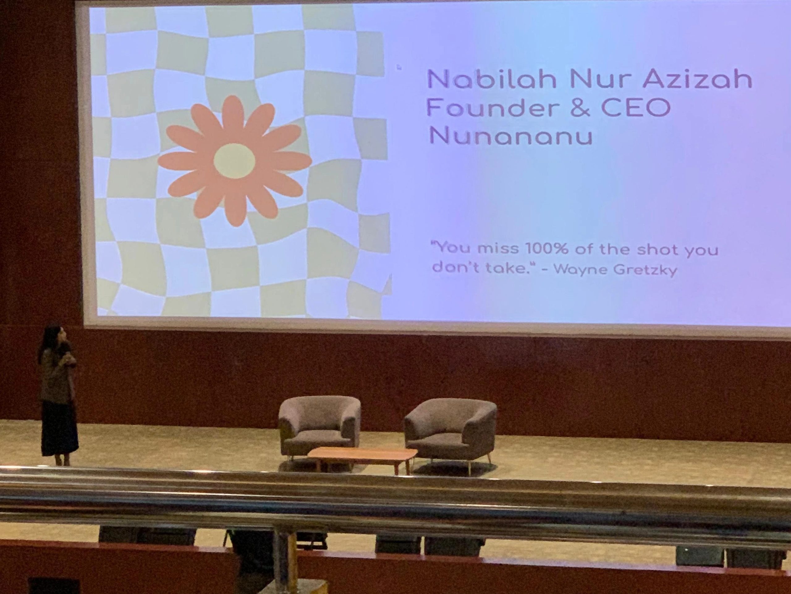 Nabilah Nur Azizah sebagai pemateri pertama dalam seminar Airlangga Young Enterpreneurship (AYE)